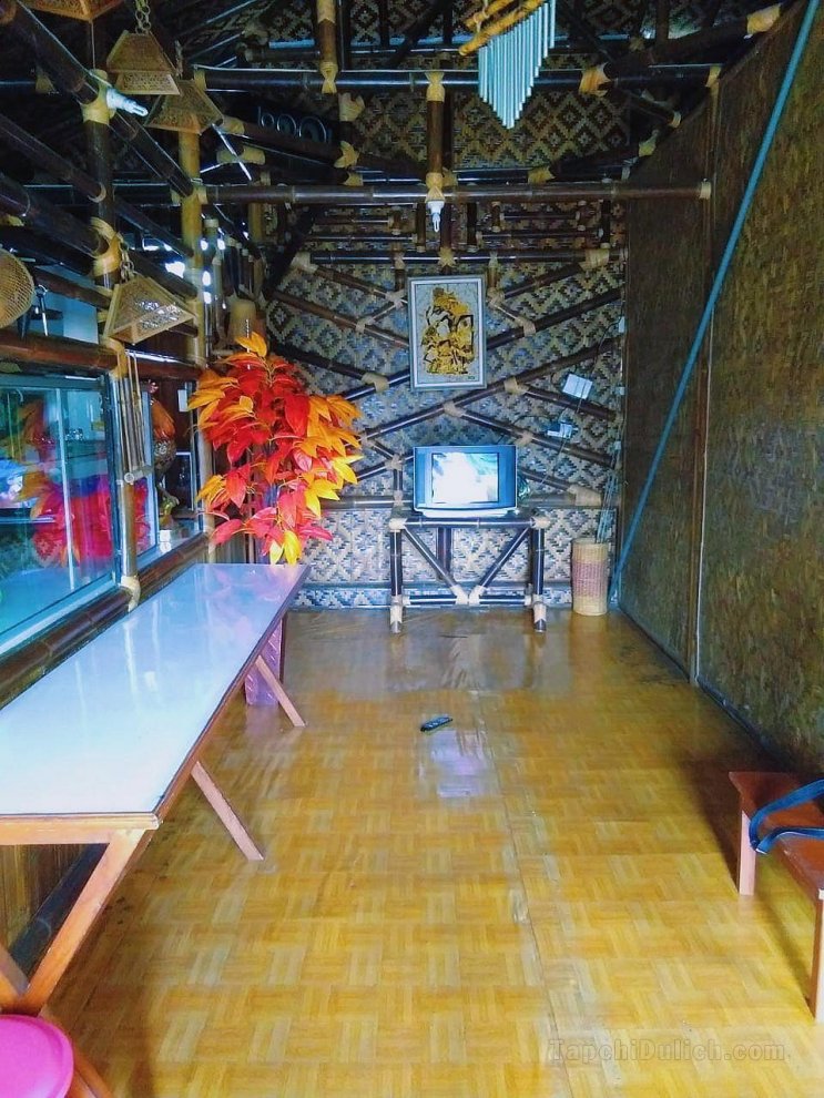 Sewa rumah bambu harian dengan fasilitas lengkap