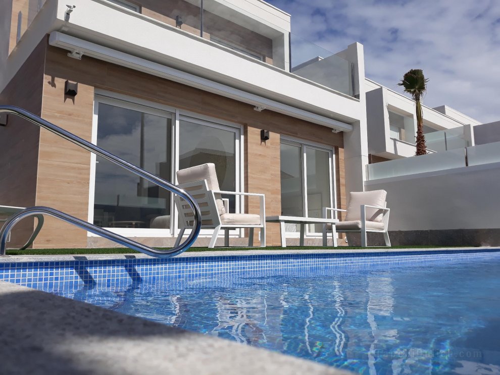 New 3 bdrm villa with big pool, jacuzzi, waterfall
