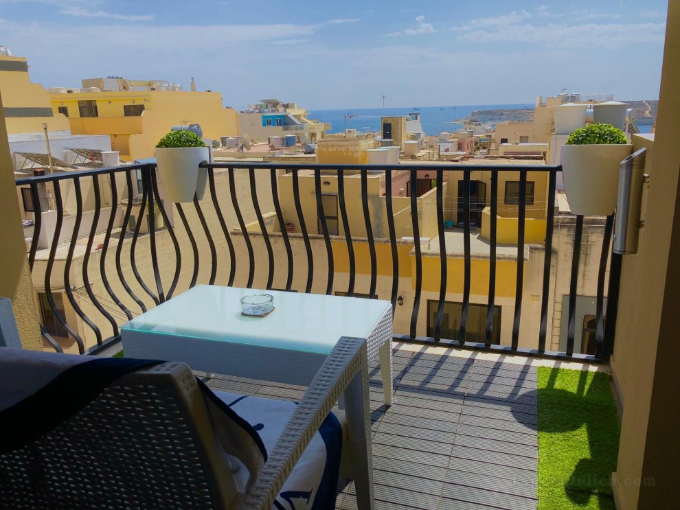 1a. Sea View 2 Bed Apartment close to Beach!