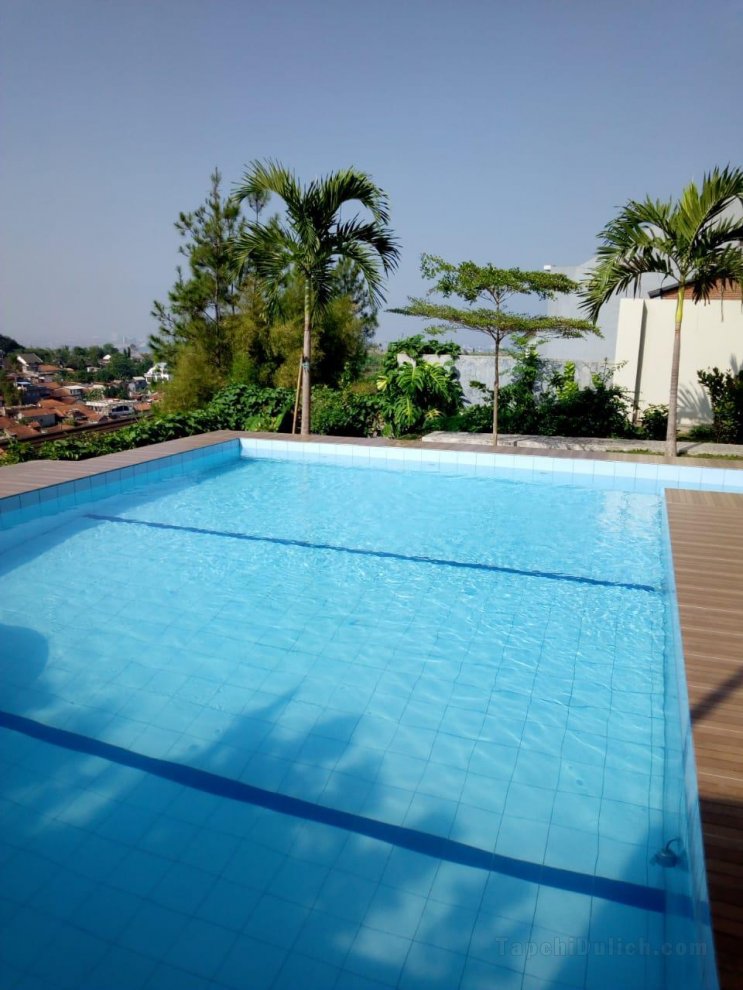 Emway Villas private pool in the middleof the hill