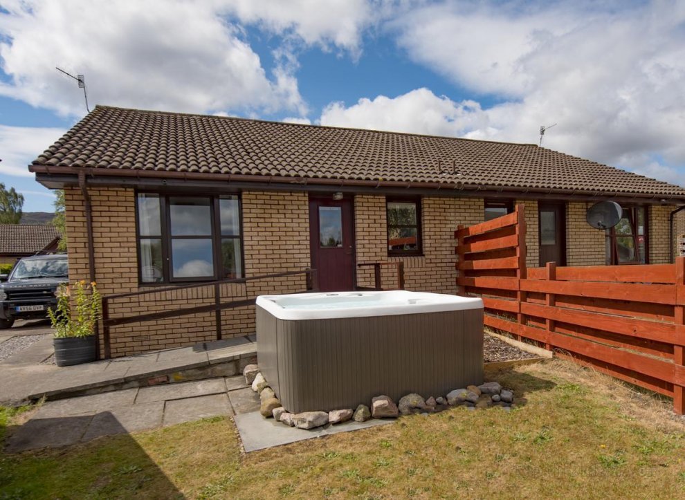 Grannies Hoose Self Catering Aviemore with hot tub