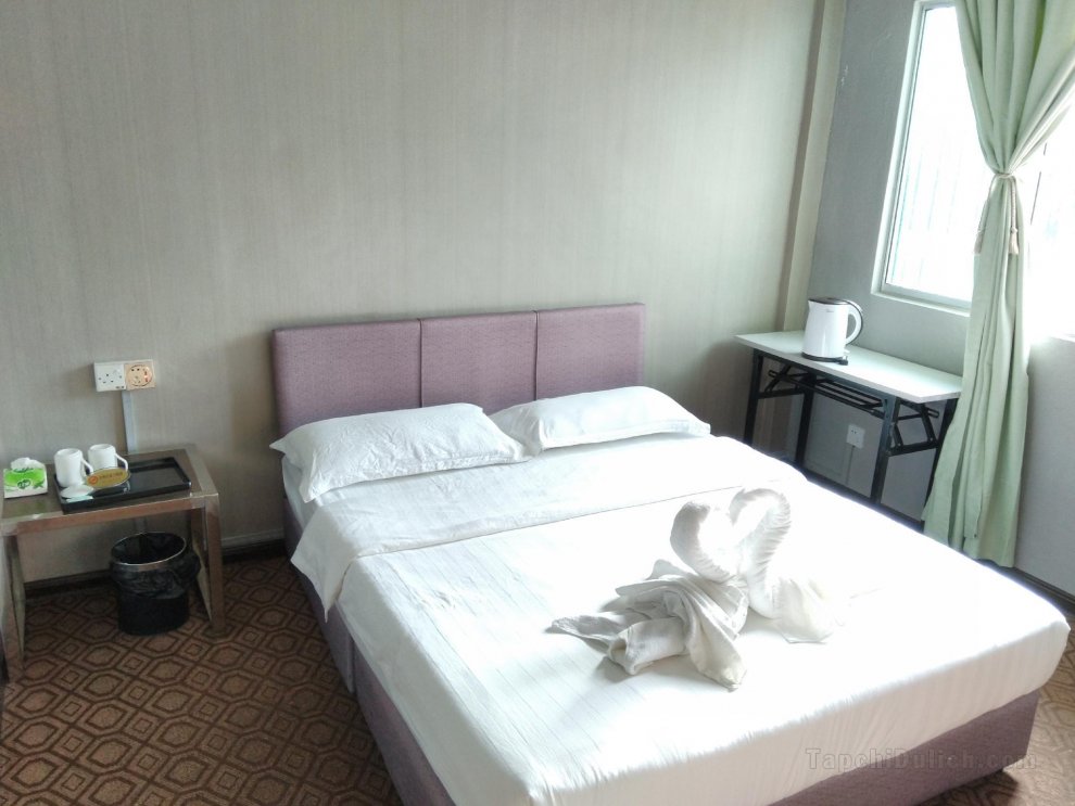 Double bed with bathroom HUAQIAOHOMESTAY