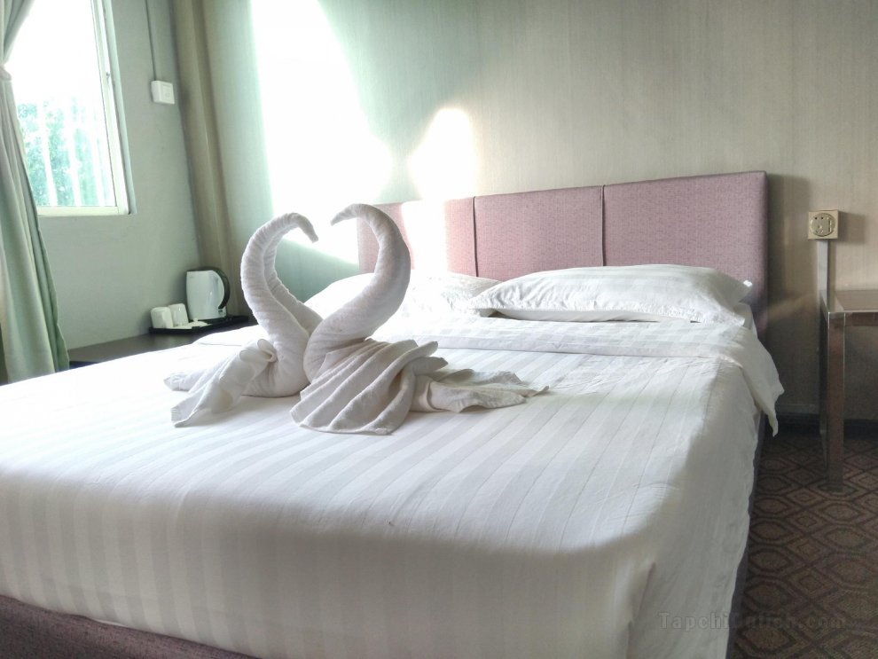 Double bed with bathroom HUAQIAOHOMESTAY