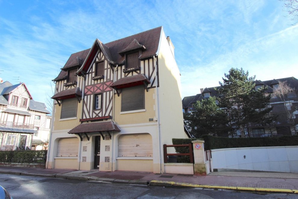 LE ROYAL, a high standard flat in sweet Deauville