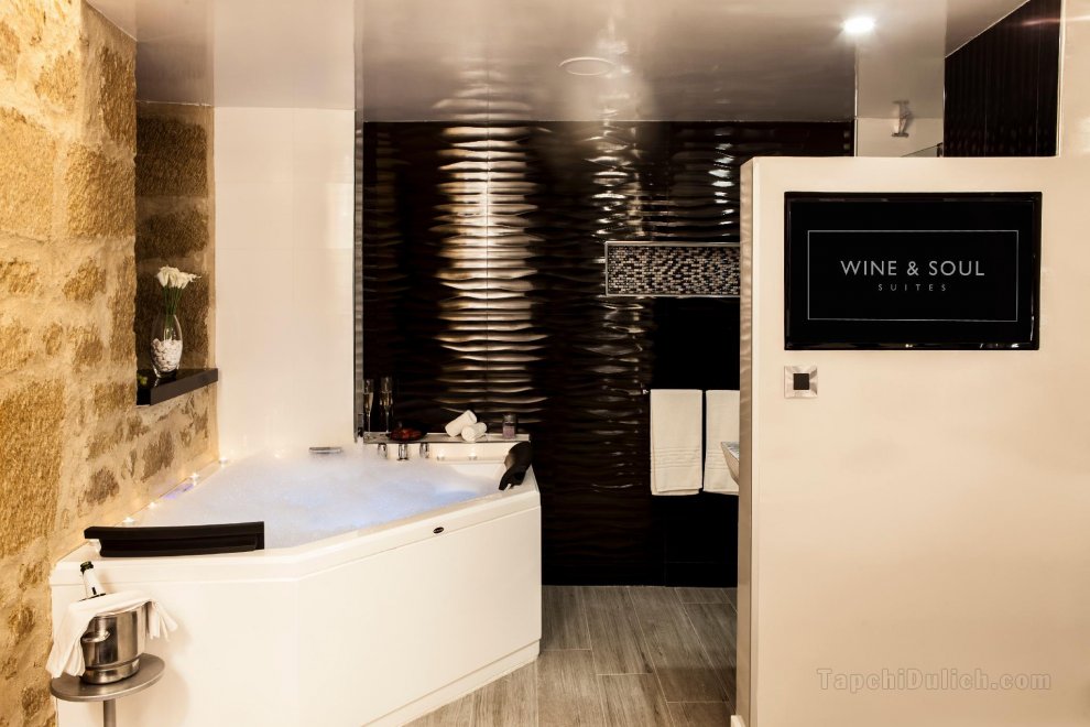 Luxury wine-themed Suite with Jacuzzi
