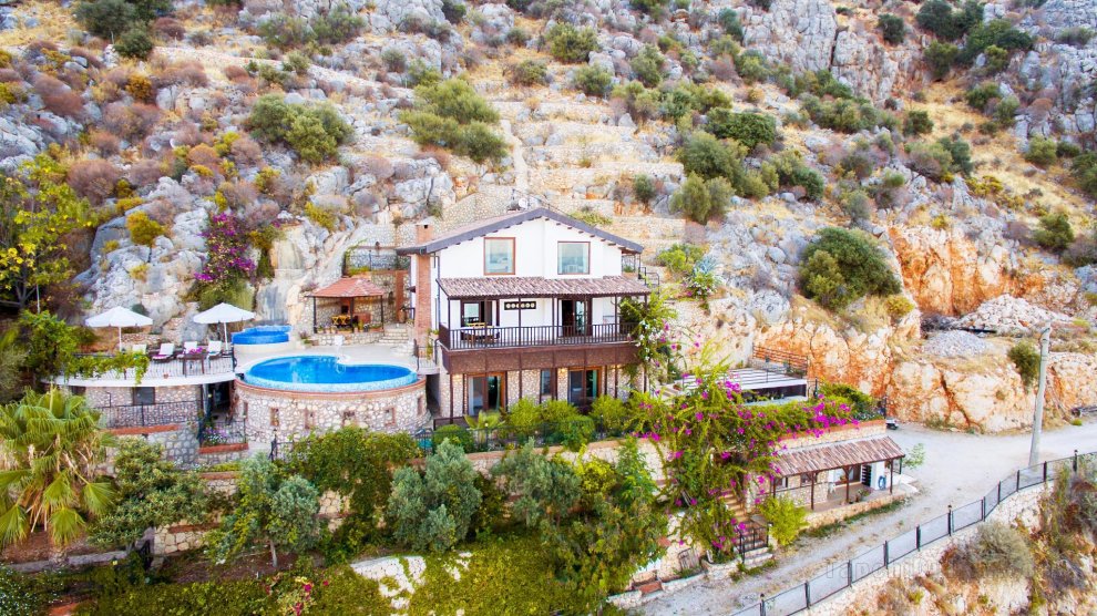 Luxurious Mediterranean Villa with Infinity Pool
