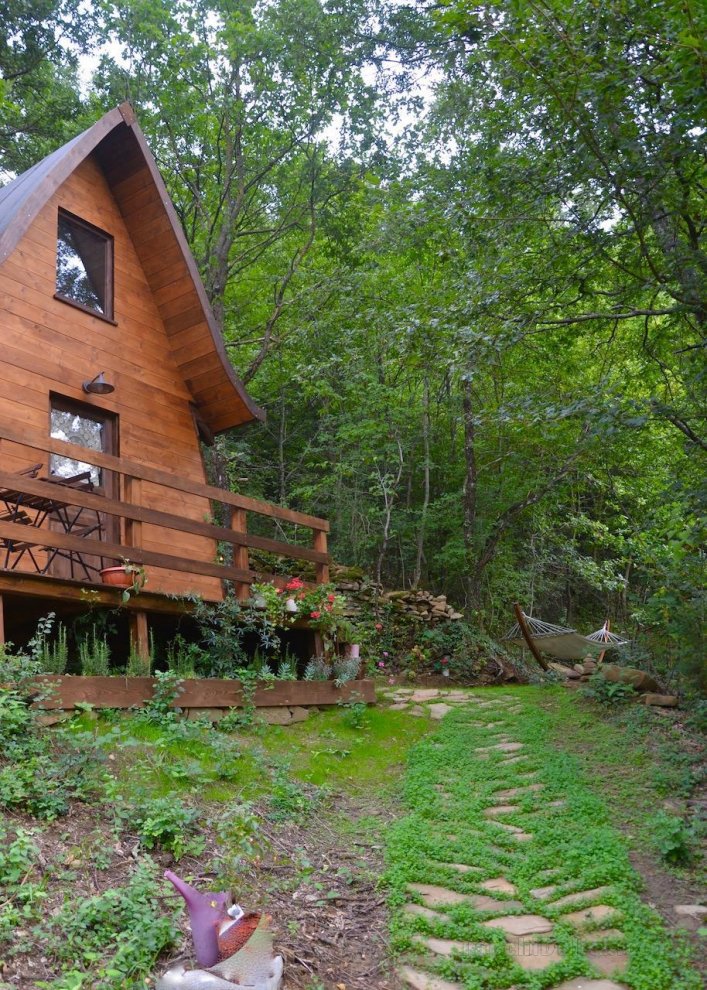 Romantic cabin in the forest on the Marche hills