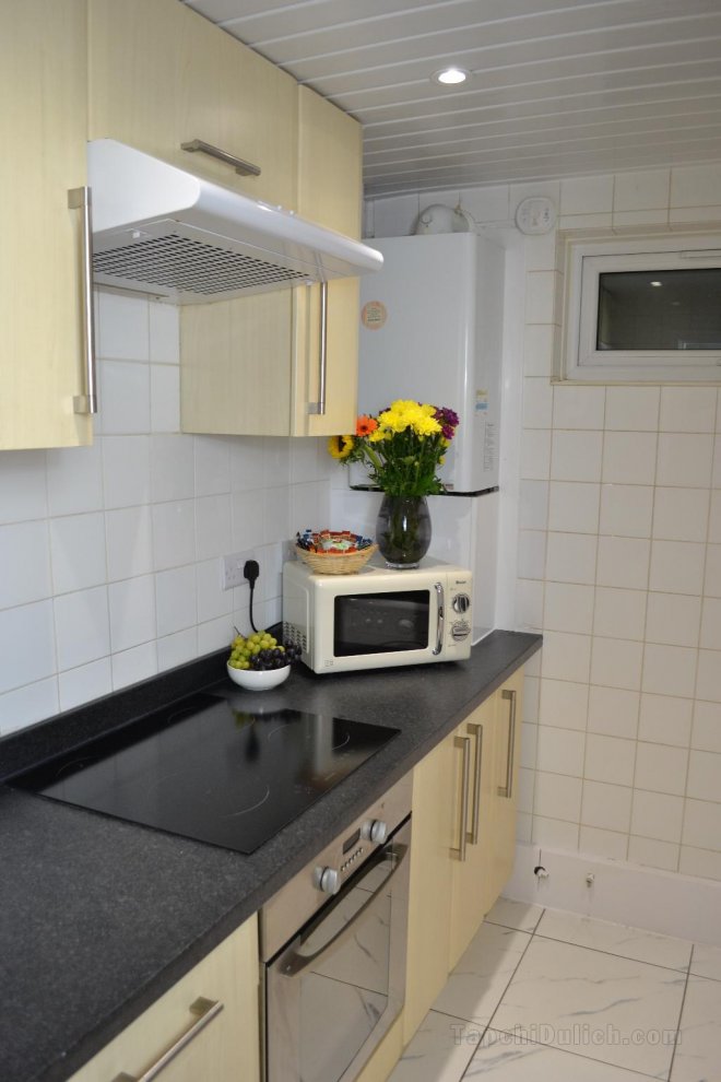 Serviced Apartment with FREE car park and Bus Stop