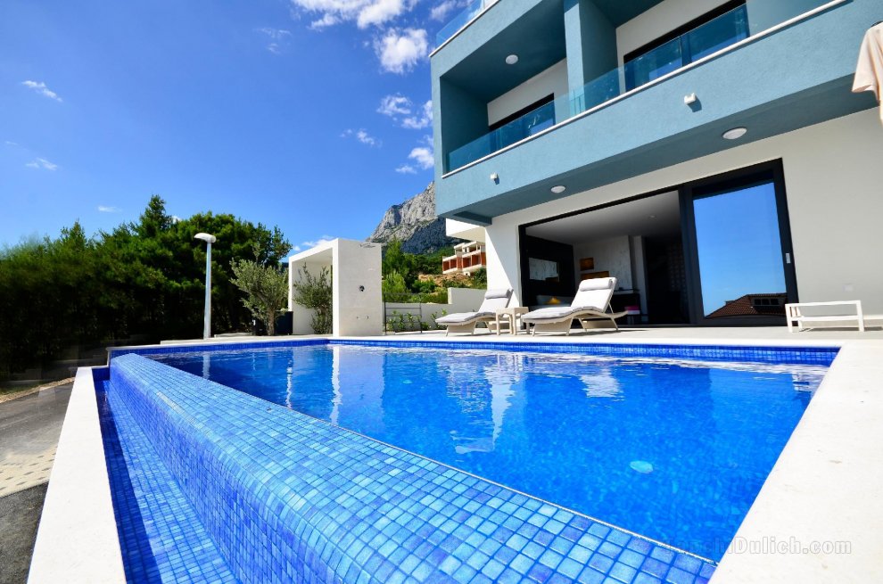 Villa Nina,has heated pool, BBQ, roof terrace