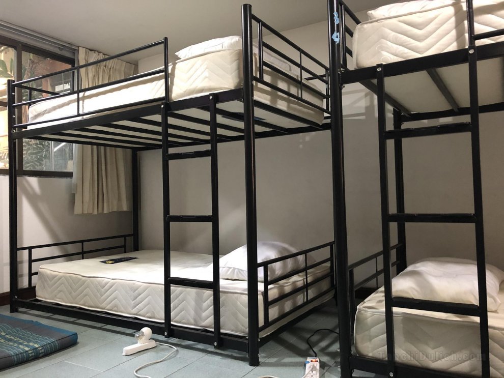 Pool Villa Hostel woman bunk beds