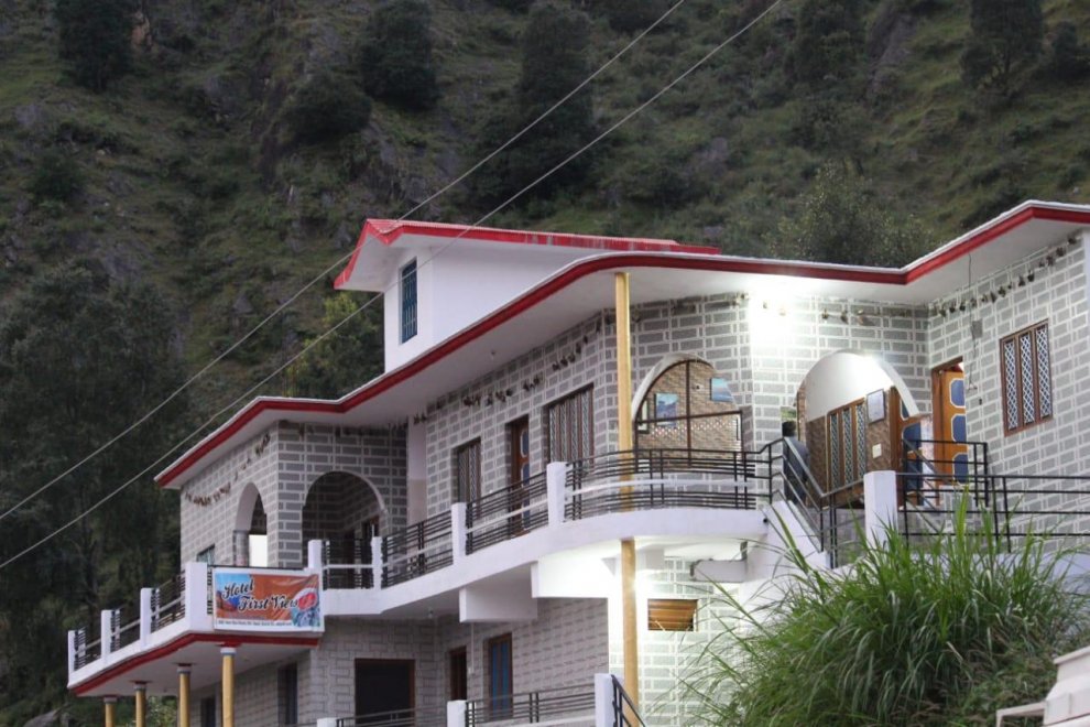 Khách sạn FIRST VIEW , Near Bus Stand, Village Sari