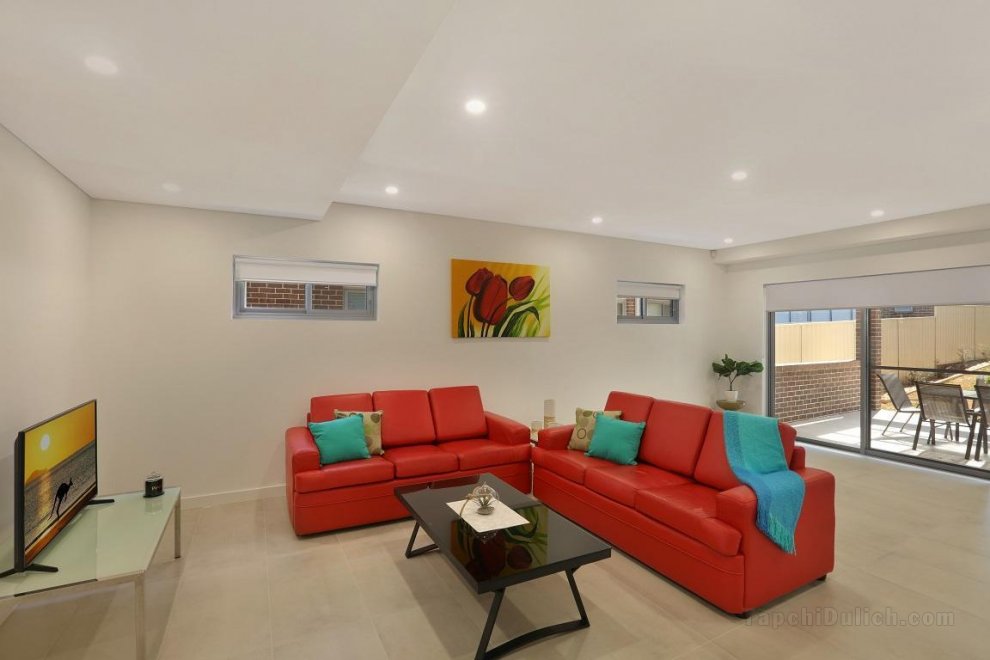 Greenacre Villa 41 - Sydney Modern 5 Bdrm house
