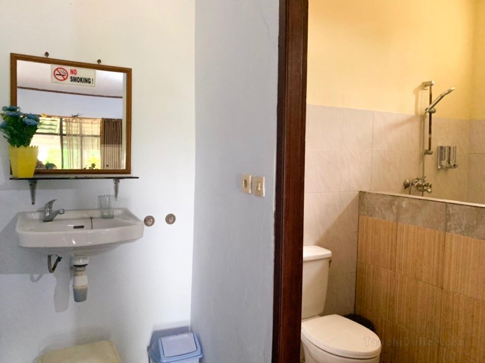 1000平方米3臥室別墅 (蘇卡布米) - 有3間私人浴室