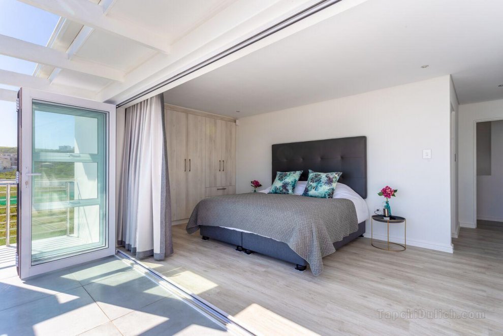 Luxurious 4 Bedrooms Swell Beach Villa