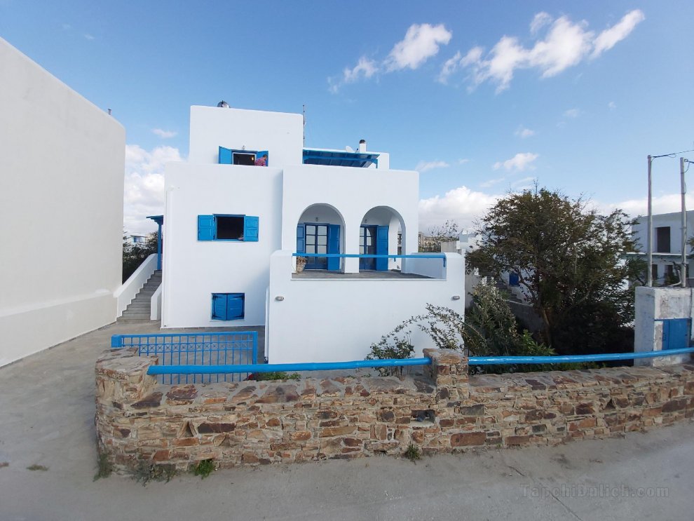 Naxos is the Way Hyper-Ground floor apartment
