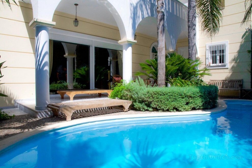 Luxurious Villa Hidden Paradise in Athens Riviera!