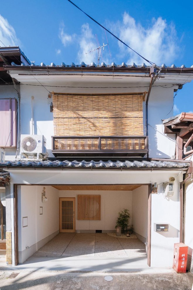 Japanese Machiya with beautiful garden and garage