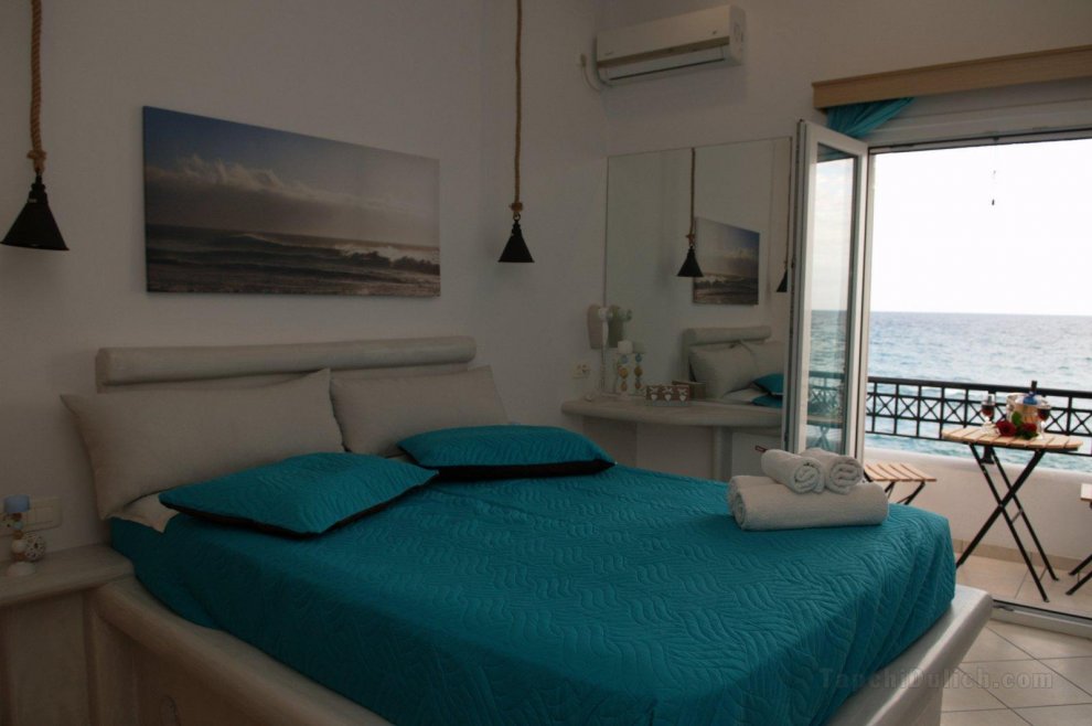 Theoni apartment 10 m. from the sea