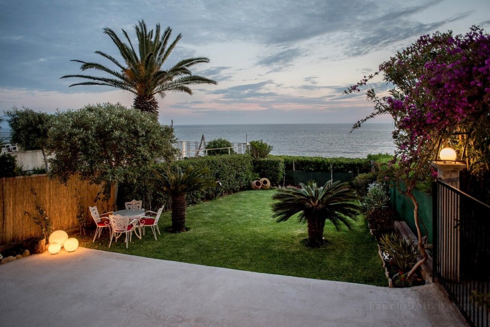 Oikia Eleanthi - Beachfront & stylish Garden Home!