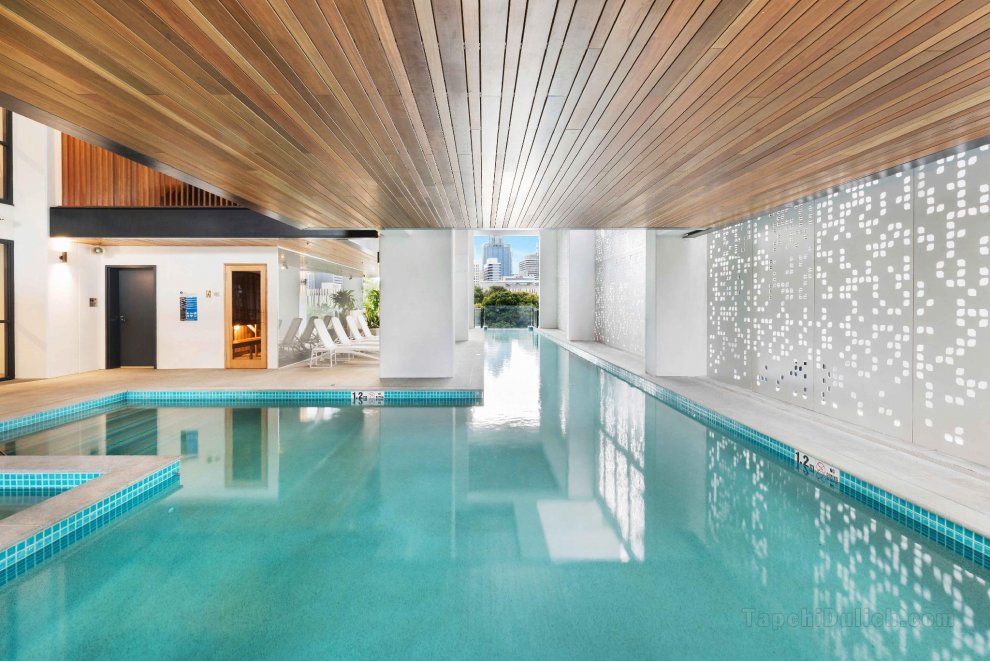 BRISBANE CASINO QUEEN | Resort pool, spa & sauna