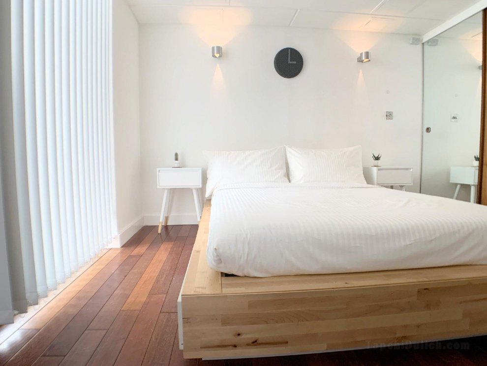 Minimalist Apartment in London's Design Haven