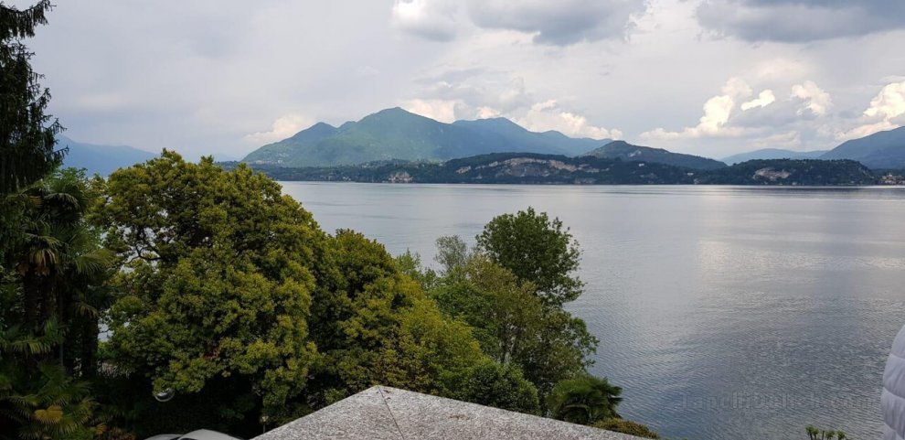 Attico in villa fronte Lago Maggiore