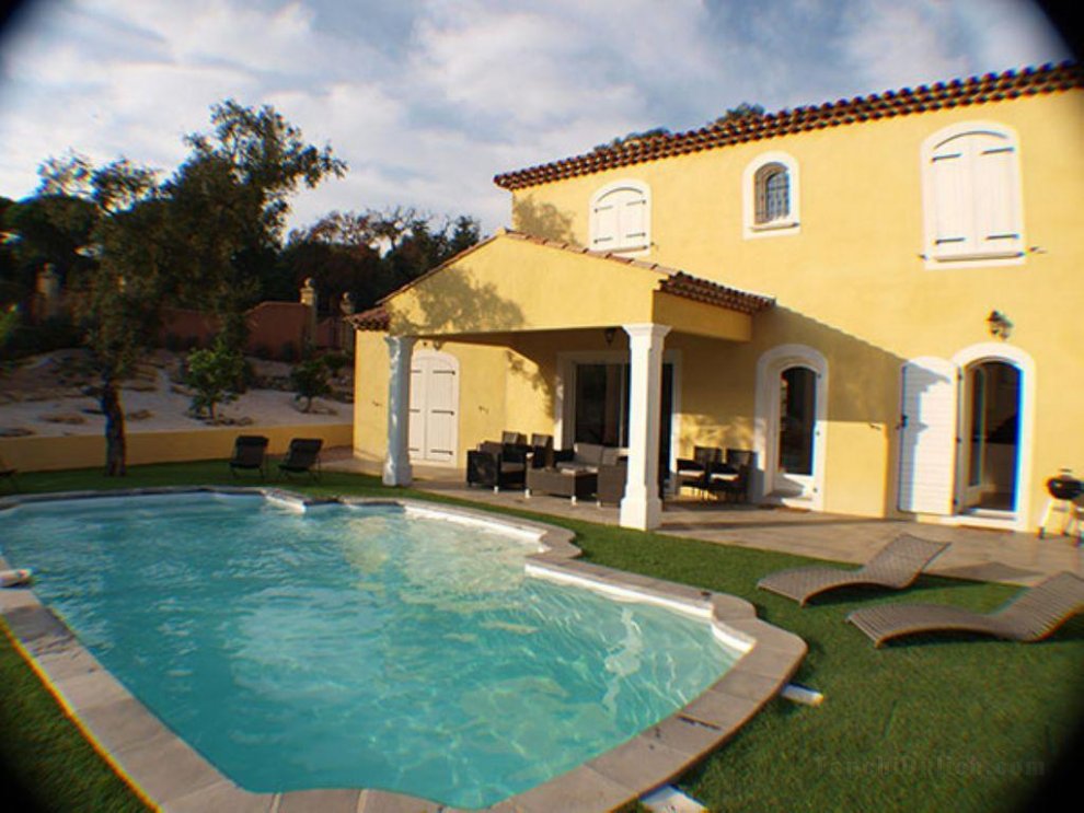 Large Secure Villa With Heated Pool & Safe Gardens