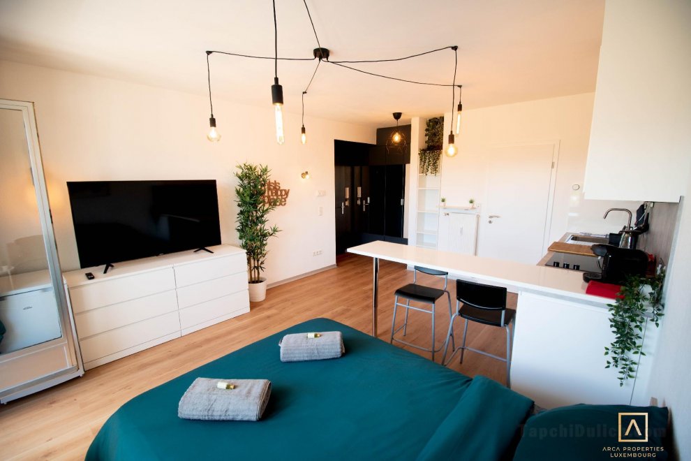 Modern Style Studio W/ Balcony + Smart TV
